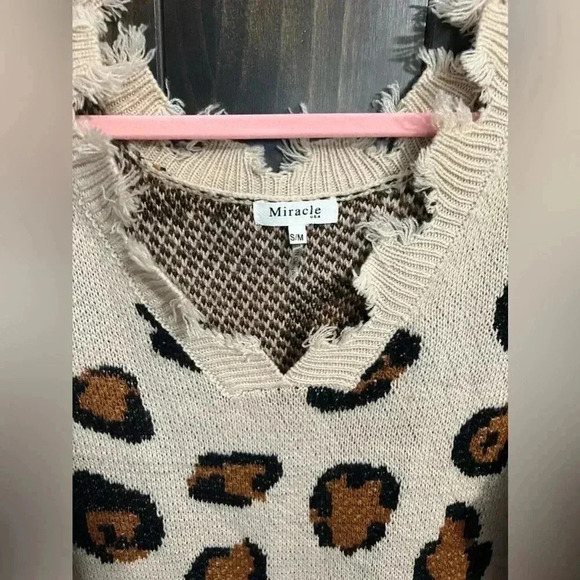 Miracle Wild About You Cheetah Print Distressed V-Neck Cropped Sweater Size S/M - Picture 8 of 9